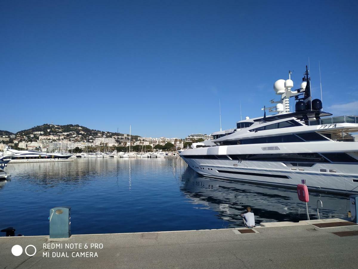 Botel Ferretti 36 ' Bateau A Quai Vieux-port Festival La Croisette Cannes